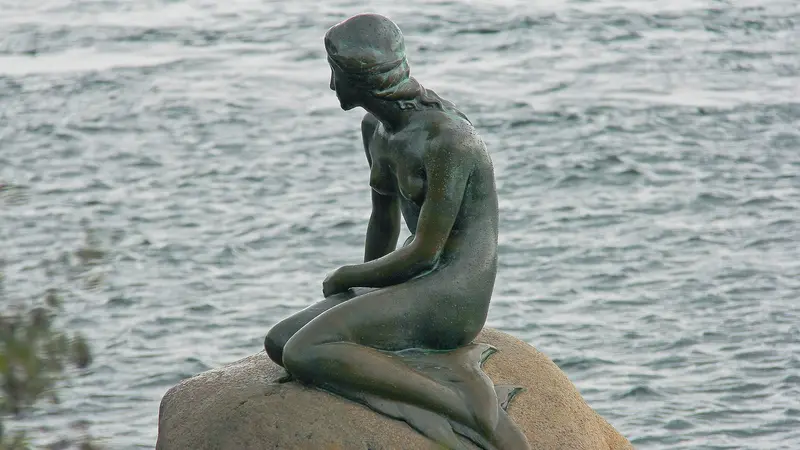 Patung "The Little Mermaid" yang terkenal di Kopenhagen, Denmark.