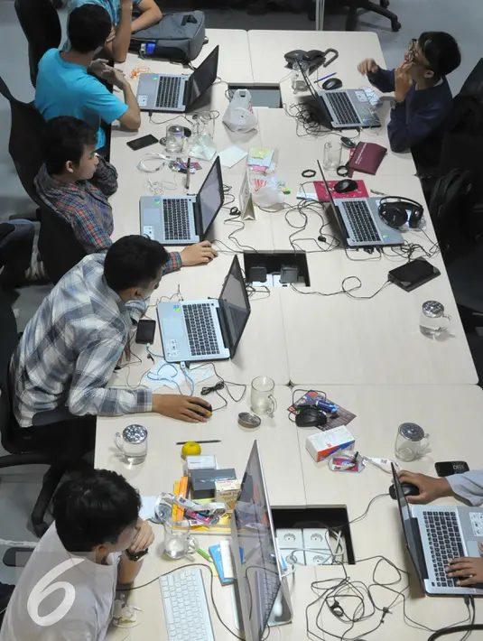Staf Bukalapak.com saat sibuk melakukan pekerjaan mereka di kantor yang berada di kawasan kemang, Jakarta, Jumat, (11/12). Bukalapak.com mereguk untung besar saat perayaan Hari Belanja Online Nasional (Harbolnas) 2015. (Liputan6.com/Faisal R Syam