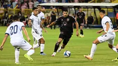 Pemain Inter Miami, Luis Suarez (tengah) berusaha melewati sejumlah pemain Timnas El Salvador pada laga persahabatan yang digelar di Kota San Salvador, El Salvador, Sabtu (20/01/2024) pagi WIB. (AFP/Marvin Recinos)