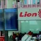 Penjualan tiket di kantor Lion Air masih berlangsung normal. Sementara itu, upacara peringatan Harkitnas di Pemda Jombang, diwarnai insiden.