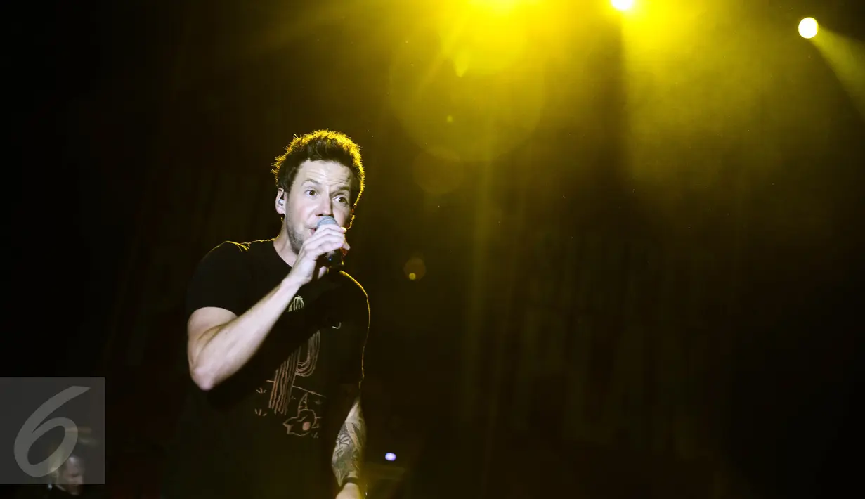 Penampilan vokalis Simple Plan, Pierre Bouvier dalam konser di Ecovention Eco Park, Ancol, Jakarta, Minggu (4/9). Simple Plan membuka konser bertajuk Taking One for The Team Tour tersebut dengan lagu anyarnya Opinion Overload. (Liputan6.com/Faizal Fanani)