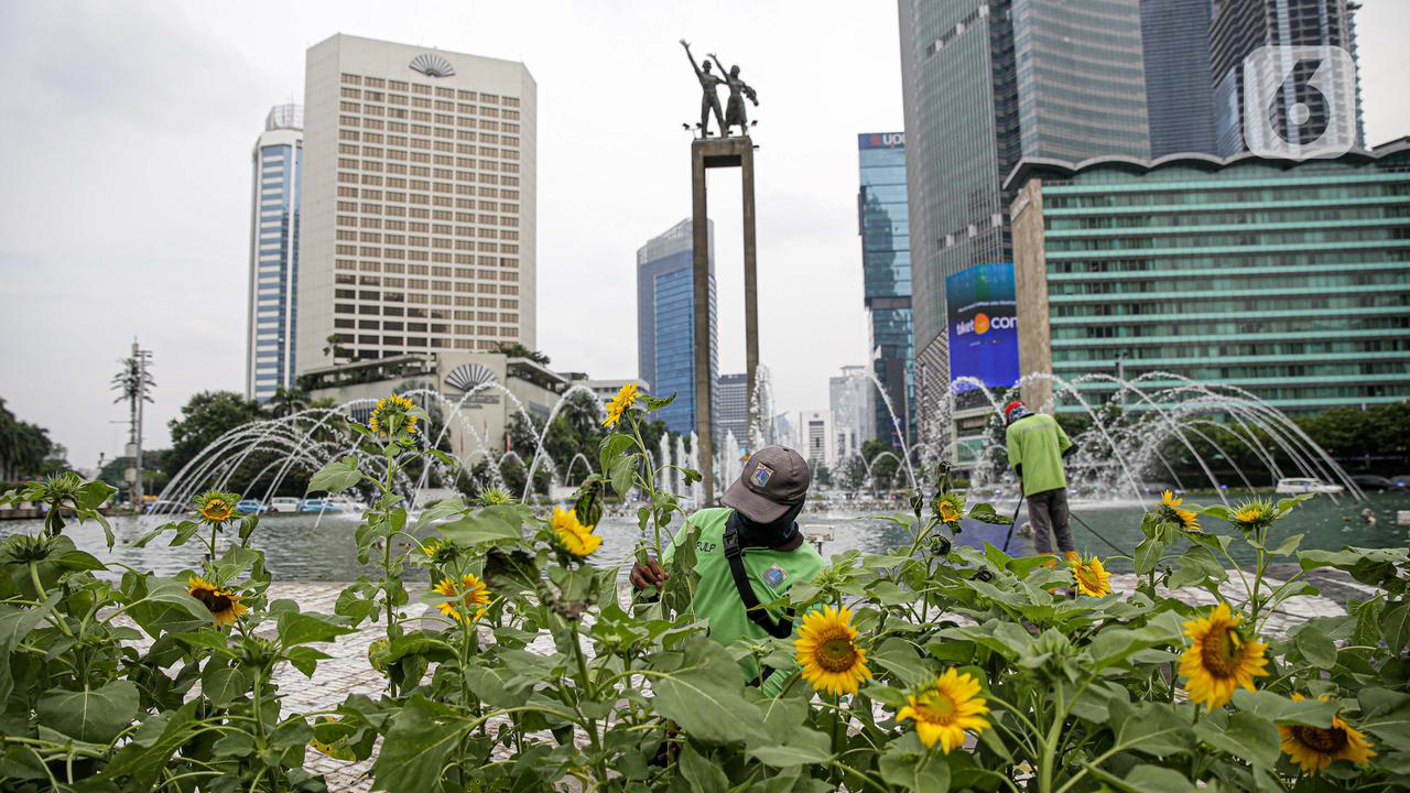 FOTO: Kawasan Bundaran HI Berhias Bunga Matahari