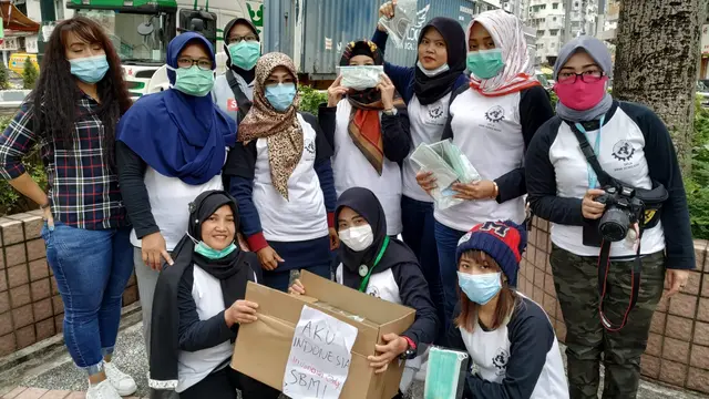 Para TKW asal Indonesia bagi-bagi masker di Hongkong (Foto: Liputan6.com/Nur Halimah/Ahmad Adirin)
