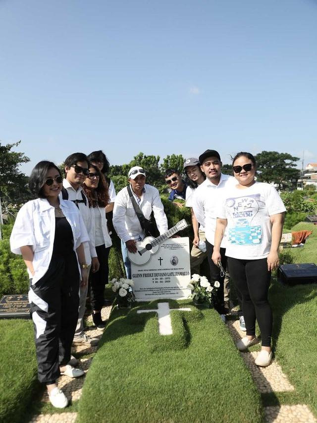 6 Momen Mutia Ayu Ziarah ke Makam Glenn Fredly, Kenang Satu Tahun Meninggalnya