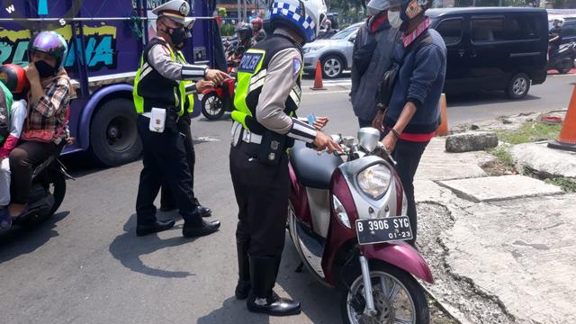 Aksi Polisi Tilang Pelanggar Knalpot Bising di Depok