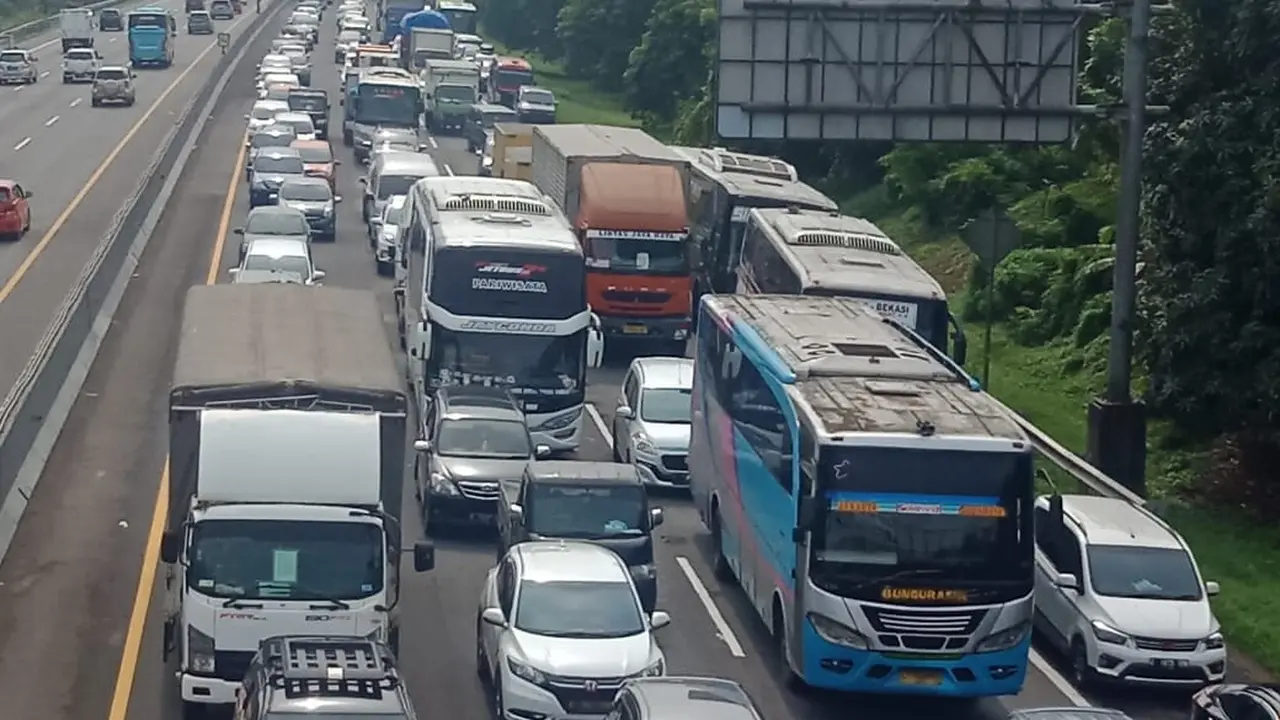 macet total di Tol Cikampek mengarah Jakarta akibat banjir di sejumlah titik. (Liputan6.com/Abramena)
