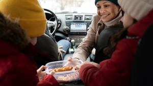 membawa bekal sehat dari rumah/copyright&nbsp;freepik.com/freepik