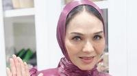 Wajahnya dipoles oleh MUA Pasha dengan makeup bergaya natural. Terlihat, Bunda Corla mengenakan lipstik pink matte yang selaras dengan blushonnya. @pashacute