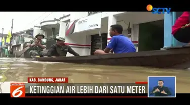 Kampung Bojong Asih, Bandung, Jawa Barat, banjir satu meter akibat Sungai Citarum meluap.