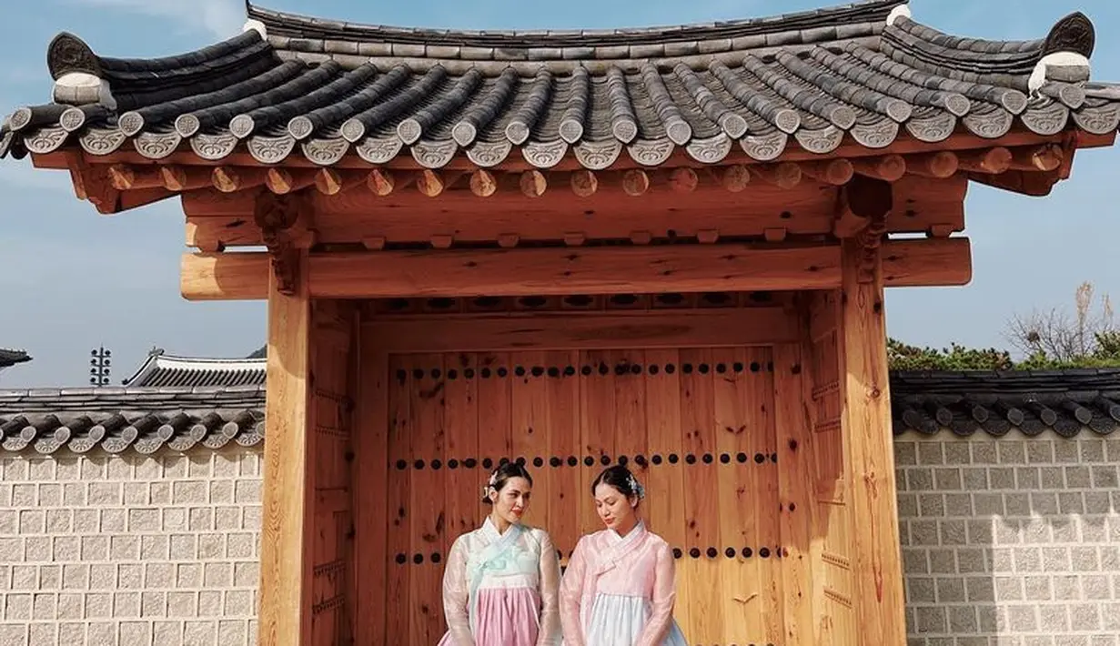 Ia pun lengkap membawa tas warna pink yang diserasikan dengan hanboknya. [@raisa6690]