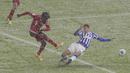 Penyerang Bayern Munchen, Kingsley Coman mencetak gol pembuka untuk timnya ke gawang Hertha Berlin dalam ajang Bundesliga 2020/2021 pekan 20 di Olympiastadion, Sabtu (6/2/2021) dini hari WIB. Bayern Munchen menang dengan skor tipis 1-0 saat bertemu Hertha Berlin. (AP Photo/Michael Sohn, pool)