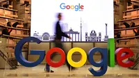 Seorang teknisi melewati logo mesin pencari internet, Google, pada hari pembukaan kantor baru di Berlin, Selasa (22/1). Google kembali membuka kantor cabang yang baru di ibu kota Jerman tersebut. (Photo by Tobias SCHWARZ / AFP)