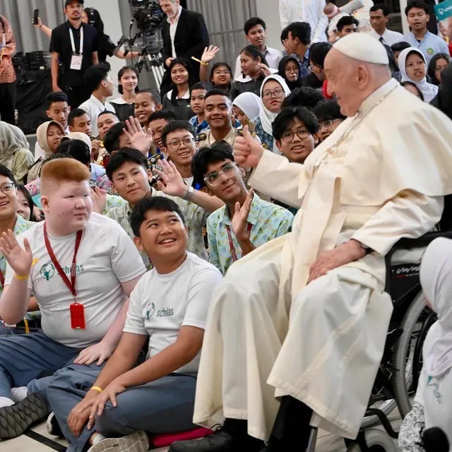 Detail Sepatu Berlekuk Paus Fransiskus Saat Kunjungan ke Indonesia, Uskup Agung Sebut Bentuk Kesederhaan yang Dipilih
