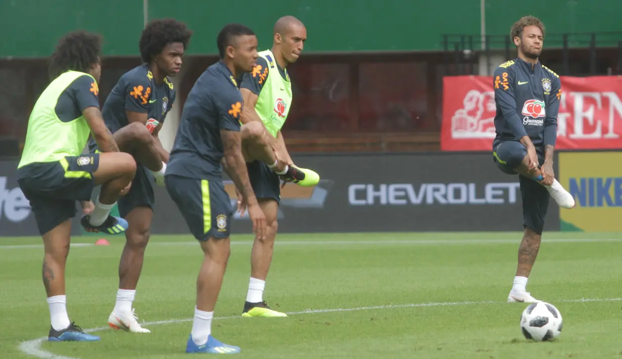 Para pemain Brasil melakukan pemanasan saat latihan di Stadion Ernst Happel, Wina, Sabtu (9/6/2018). Latihan ini merupakan persiapan jelang laga ujicoba melawan Austria. (Bola.com/Reza Khomaini)