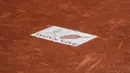 Papan kehormatan untuk petenis Spanyol, Rafael Nadal saat acara seremoni perpisahan selama Prancis Open 2025 di lapangan Philippe-Chatrier, Roland Garros Stadium, Paris, Prancis, Minggu (25/05/2025) waktu setempat. (AFP/Dimitar Dilkoff)
