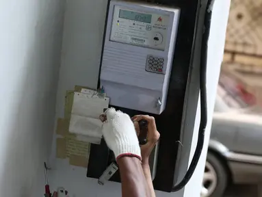 Petugas PLN melakukan penyambungan penambahan daya listrik di Jakarta, Rabu (21/6). Menyambut lebaran, PLN memberikan bebas biaya penyambungan untuk rumah ibadah dan potongan 50 persen untuk pengguna selain rumah ibadah. (Liputan6.com/Immanuel Antonius)