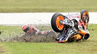 Foto Olahraga Terbaik - Pebalap MotoGP, Marc Marquez, terjatuh saat seri GP Australia di Sirkuit Philip Island, Australia, Minggu (23/10/2016). (EPA/Tracey Nearmy)
