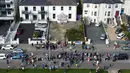 Sejak pukul 10.30 waktu setempat, ribuan orang yang terdiri dari masyarakat Irlandia dan penggemar memenuhi tepi jalan untuk memberi penghormatan terakhir kepada Sinead O’Connor. (Niall Carson/PA via AP)