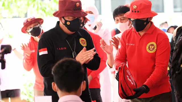 Kepala BIN Budi Gunawan vaksinasi lanjutan untuk para pelajar dan warga secara pintu ke pintu atau door to door di SMP 11 Kota Tangerang Selatan dan Perum Pondok Makmur Tangerang, Banten.