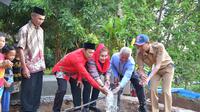Wali Kota Semarang Hevearita Gunaryanti Rahayu bersama perwakilan Bank Jateng saat mencoba aliran air di sumur artetis bantuan di pusat durian Gunungpati. Foto: (Liputan6.com/ Felek Wahyu).