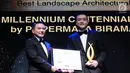 CEO PT Leads Property Service Indonesia Hendra Hartono (kiri) menyerahkan penghargaan Best Landscape Architectural Design pada malam PropertyGuru Indonesia Property Awards 2017 di Jakarta, Kamis (12/10). (Liputan6.com/Helmi Fithriansyah)