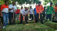 Dinas Pertamanan dan Pemakaman DKI Jakarta membongkar makam fiktif di TPU Tegal Alur, Jakarta Barat. (Liputan6.com/Muslim)