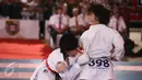Aksi peserta wanita untuk memperebutkan point dalam Kejuaraan Dunia Karate SKIF 2016 di Jiexpo Kemayoran, Jakarta, Minggu (28/8). Kegiatan yang berlangsung dari 26-28 Agustus tersebut diikuti peserta berbagai negara. (Liputan6.com/Faizal Fanani)