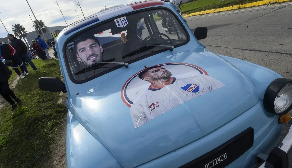 Sebuah mobil yang dihias gambar Luis Suarez terparkir saat sang pemain menghadiri upacara penyambutan sebagai pemain baru Nacional di Stadion Gran Parque Central, di Montevideo, pada 31 Juli, 2022. Luis Suarez kembali ke Uruguay untuk bergabung dengan Nacional, klub tempat ia memulai karirnya 17 tahun lalu sebagai salah satu striker terbaik di generasinya. (AFP/Pablo Porciuncula)