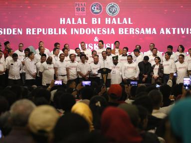 Presiden Joko Widodo memberi sambutan saat menghadiri Halalbihalal bersama aktivis 98 di Jakarta, Minggu (16/6/2019). Dalam silaturahmi tersebut Jokowi dihadiahi jaket bertuliskan Son Of Democracy Indonesia 98 . (Liputan6.com/Angga Yuniar)