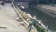 Jalan Ambles Pulo Gadung Diduga Disebabkan Alat Berat