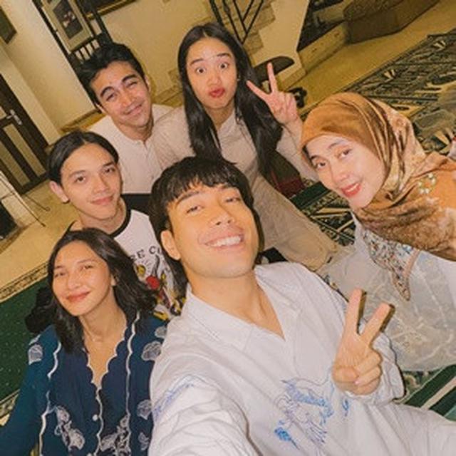 Momen Hangat Vidi Aldiano Lakukan Tarawih. (instagram/vidialdiano)