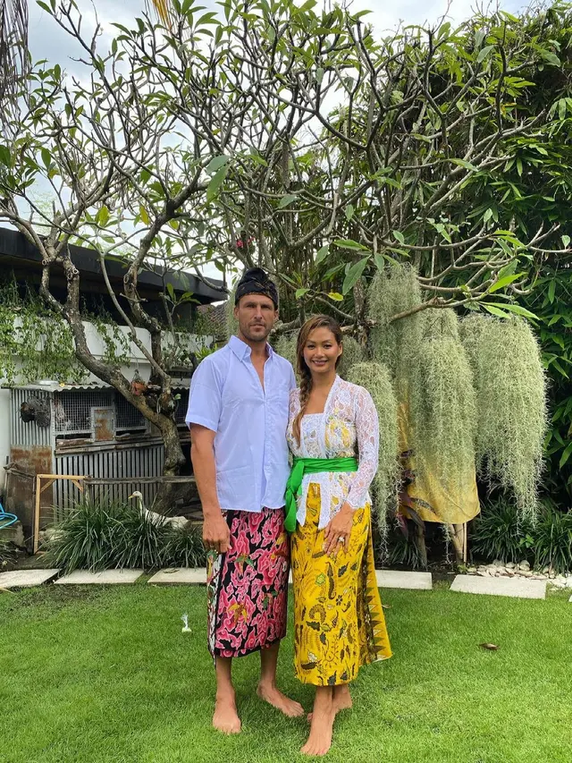 Potret 6 Selebriti Pakai Pakaian Adat Bali Sambut Hari Raya Nyepi, Anggun