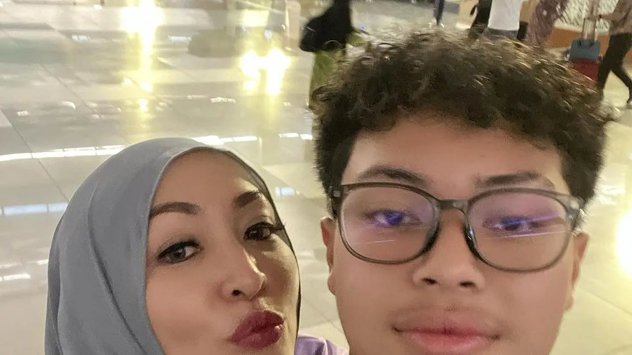 Potret Angelina Sondakh antar Keanu ke bandara untuk ikut tanding ke Singapura (Sumber: Instagram/@angelinasondakh09)