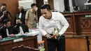 Bharada Richard Eliezer Pudihang Lumiu atau Bharada E sesaat sebelum menjalani sidang pemeriksaan saksi terkait kasus pembunuhan berencana Brigadir Yosua Hutabarat alias Brigadir J di Pengadilan Negeri Jakarta Selatan, Senin (31/10/2022). 11 saksi dihadirkan di sidang hari ini. (Liputan6.com/Johan Tallo)