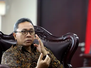 Ketua MPR Zulkifli Hasan memberi penjelasan tentang isu terkini salah satunya Ketua MPR menanggapi seruan aksi 313 saat menerima kunjungan dari Badan Eskekutif Mahasiswa (BEM) di Gedung Nusantara III, Jakarta, Kamis (30/3). (Liputan6.com/Johan Tallo)