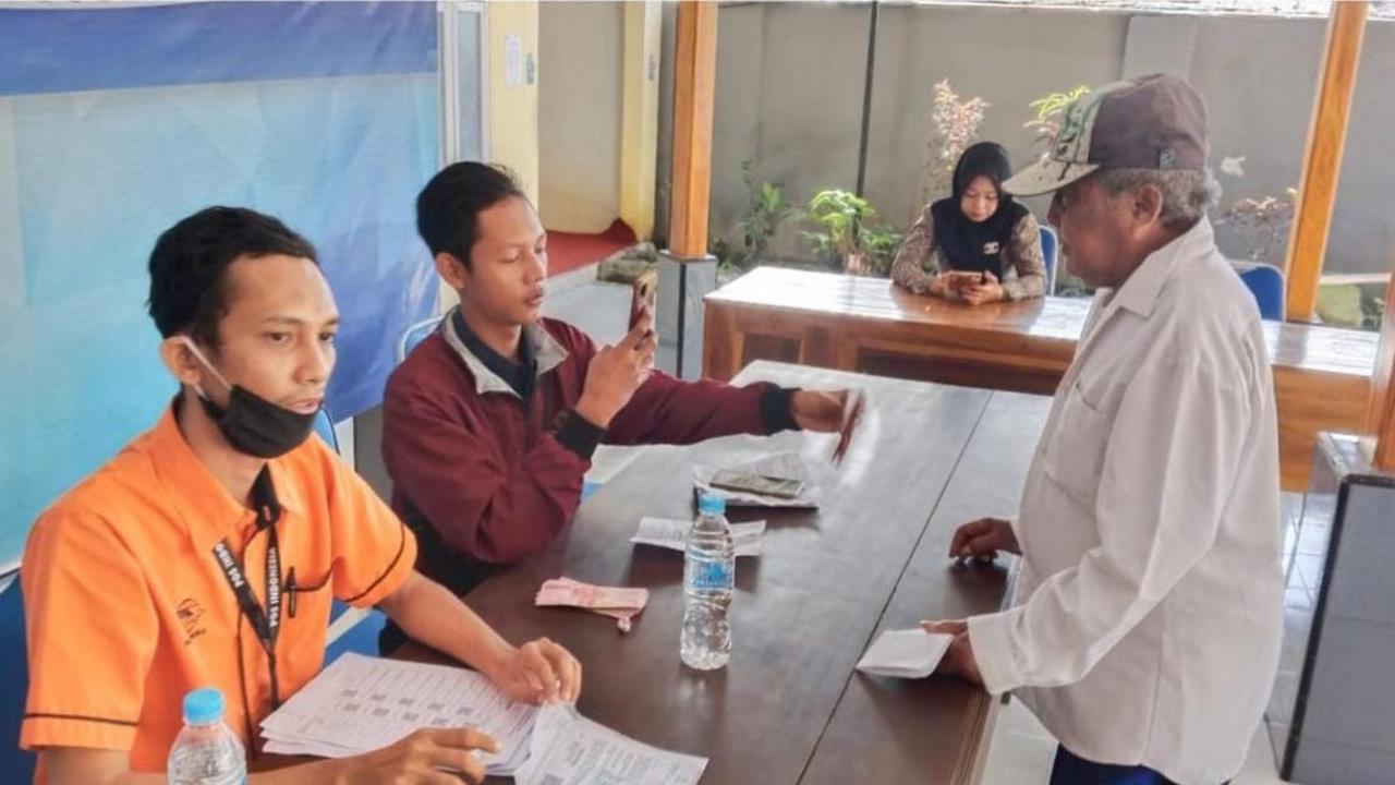 Proses menyaluran BLT BBM di Kabupaten Probolinggo. (Istimewa)