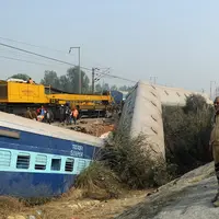 Menurut polisi, peristiwa tergelincirnya kereta di Kanpur merupakan kecelakaan ke tiga dalam beberapa minggu terakhir, India utara, Rabu (28/12). (AFP PHOTO / SANJAY Kanojia)