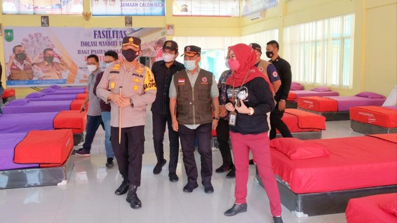 Kapolda Riau Irjen Agung mengcek penambahan tempat tidur untuk warga isolasi mandiri di asrama haji.