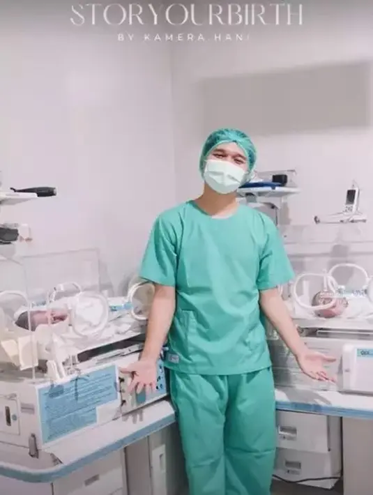 Anissa Rahma melahirkan anak kembar. Ia sangat bersyukur bisa dianugerahi anak kembar meski jadwal melahirkannya maju dua minggu. "Qadarullah, baby twins udah nggak sabar ya ketemu Mami Papi. Allah sebaik-baiknya perencana, pastilah itu yang terbaik, kita cuma bisa pasrah dan yakin," Ungkap Anisa Rahma.(Liputan6.com/IG/storyourbirth)