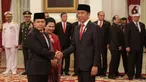 Presiden Joko Widodo (kanan) menyalami Laksamana Madya (Laksdya) TNI Aan Kurnia saat dilantik sebagai Kepala Badan Keamanan Laut (Bakamla) di Istana Negara, Jakarta, Rabu (12/2/2020). Aan menjadi Kepala Bakamla menggantikan Laksamana Madya Achmad Taufiqoerrochman. (Liputan6.com/Faizal Fanani)