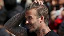 David Beckham ambil bagian melakukan pertandingan amal untuk mengumpulkan dana bagi UNICEF di kota tua Bhaktapur, Nepal, Jumat (6/11). (REUTERS / Navesh Chitrakar)