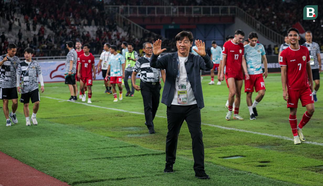 <p>Pelatih Timnas Indonesia, Shin Tae-yong melambaikan tangan saat victory lap bersama pemainnya setelah laga Grup F Kualifikasi Piala Dunia 2026 antara Timnas Indonesia Vs Vietnam di Stadion Utama Gelora Bung Karno (SUGBK), Senayan, Jakarta, Kamis (21/03/2024). (Bola.com/Bagaskara Lazuardi)</p>
