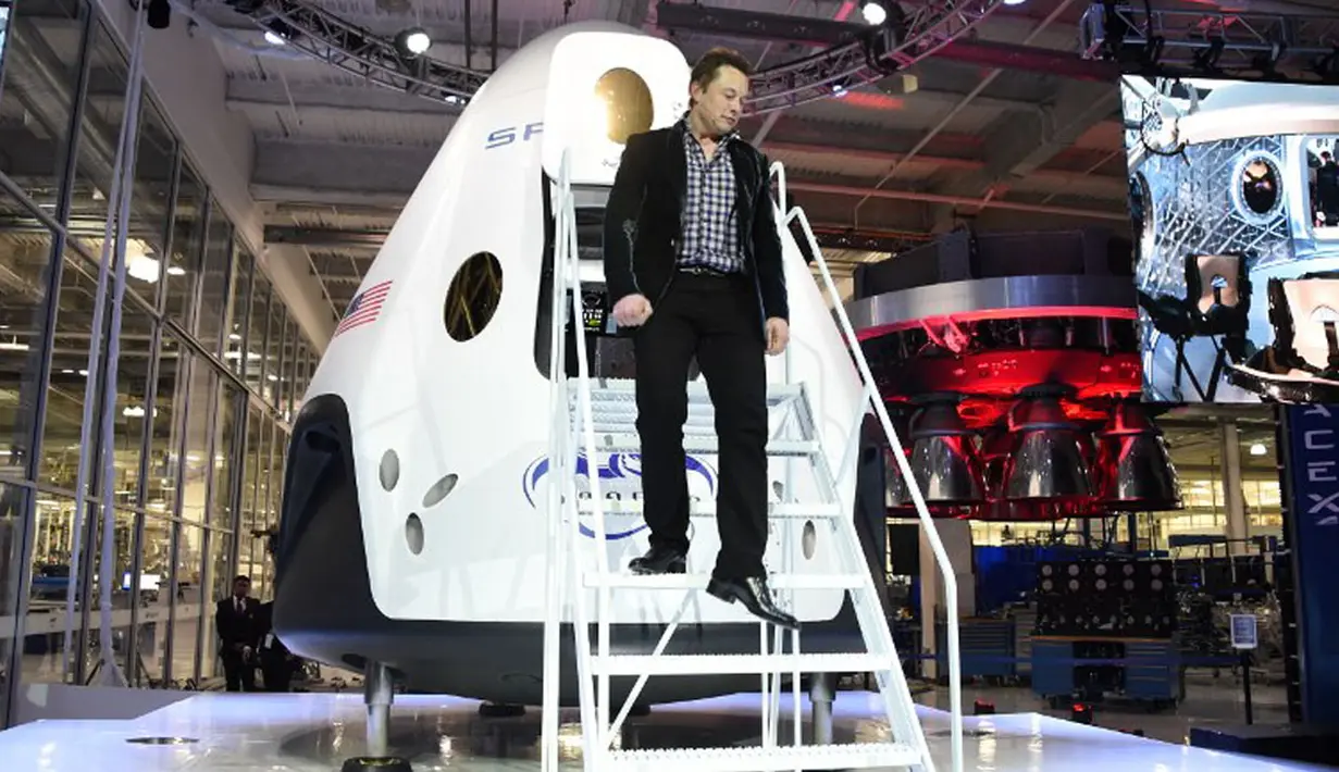 CEO SpaceX, Elon Musk terlihat turun dari kapsul ruang angkasa SpaceX's Dragon V2 saat peresmian di Hawthorne, California, (29/5/2014). (AFP PHOTO/Robyn Beck)