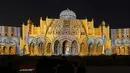 Bangunan ikonik kota Sharjah diterangi lampu warna-warni selama festival cahaya Sharjah di Uni Emirat Arab, 13 Februari 2019. Festival yang diselenggarakan setiap tahun ini sukses menarik ribuan pengunjung dari dalam maupun luar neger.i (KARIM SAHIB/AFP)