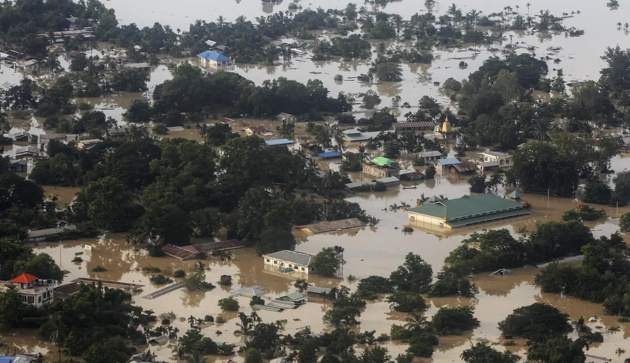 Pandangan udara memperlihatkan kondisi banjir yang merendam kawasan Kalay, Sagaing, Myanmar, Minggu (2/8/2015). Setidaknya 21 orang tewas akibat banjir yang melanda empat wilayah di Myanmar. (REUTERS/Soe Zeya Tun)