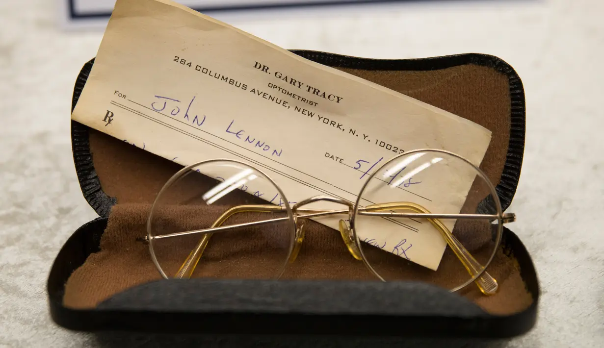 Sebuah kacamata milik mantan personel The Beatles, John Lennon diperlihatkan di Berlin, Selasa (21/11). Kepolisian Jerman berhasil menemukan kembali barang-barang peninggalan John Lenon yang dicuri pada 2006 lalu di New York. (AP/Markus Schreiber)