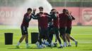 Mereka tampak berlatih menggunakan pulpen atau pena pada sesi yang berlangsung di Arsenal Training Centre, London, Inggris, Senin (06/04/2026) waktu setempat. (AFP/Glyn Kirk)