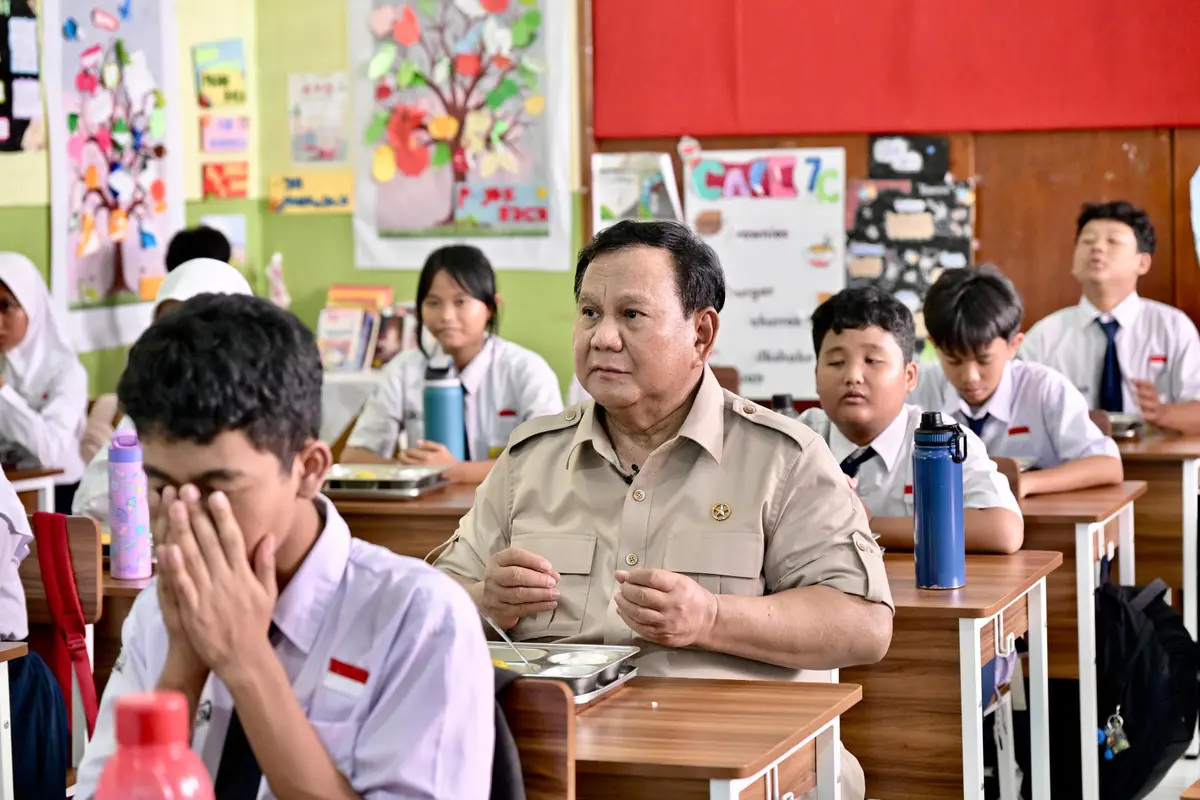 Siang Dampingi Prabowo Makan MBG, Malamnya Dadan Dicopot dari Kepala BGN