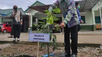 Wali Kota Pontianak Edi Rusdi Kamtono, bersama Komandan Kodim (Dandim) 1207/Berdiri Sendiri (BS), Kolonel Infanteri Jajang Kurniawan, menanam pohon bersama, Kamis (5/11/2020). (Liputan6.com/ Aceng Mukaram)