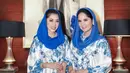 <p>Annisa Pohan dan Aliya Rajasa pun tampil kembar mengenakan dress panjang lengan puffer. Dress satin warna dasar putih tersebut memiliki motif floral biru. [@annisayudhoyono]</p>